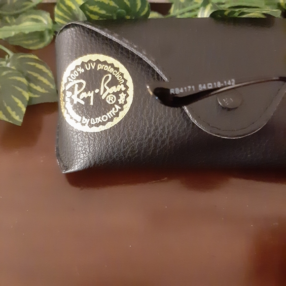 Ray Ban Erika's- like brand new condition - Picture 4 of 5